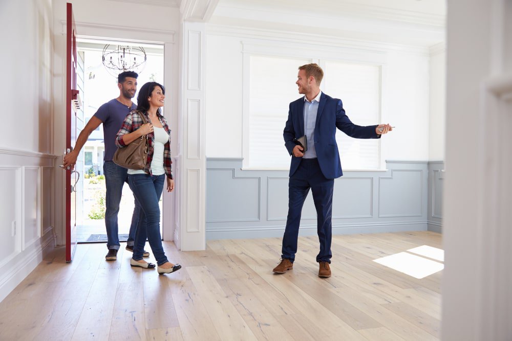 couple-moving-to-new-house